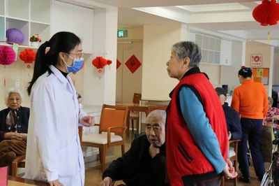 醫(yī)生在身旁，硬核托起健康“夕陽(yáng)紅”——記社區(qū)健康咨詢服務(wù)的溫暖力量